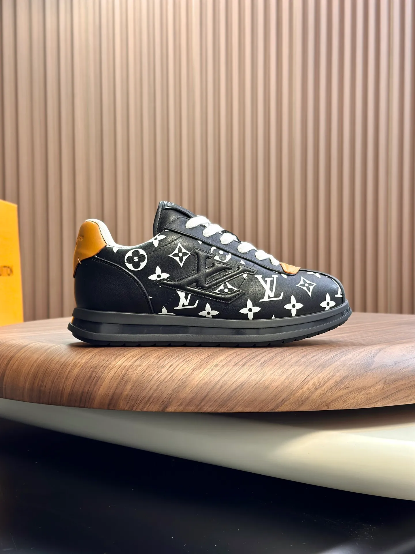 Factory direct sale ¥700💰Full set of packaging💰Top version LV-Louis Vuitton-Classic catwalk new style 1:1 developed replica of the original version! ! The upper foot is very comfortable. It is made of luxurious materials and fine workmanship. The midsole is printed with English letters "Made in Europe". The upper is made of calfskin imported from Italy. The side is decorated with the brand's LOGO and signature. The latest latex foot pads and mesh lining make the foot feel super comfortable. The original two-color TPU combination outsole is specially provided by the original factory. Bag technology Goodyear stitched edges Fabric: Exclusive custom first-layer cowhide Accessories: Exclusive private model Vuitton logo, lining: Customized silk mesh lining - first-layer silk cowhide lining Outsole: TPU combination outsole wear-resistant, non-slip and anti-yellowing Foot pads: new latex pads-mesh sweat-absorbent Counter technology: fully computerized sewing machine wire drawing Toe box back cover Hot and cold shaping Full set of pull-top last with medium and low logo pattern Counter packaging - Shoelaces, certificates, cards, instructions, certificates of quality, dust bags, the most comprehensive packaging on the Internet, men's size 339-44 (38/45 custom-made, non-refundable!